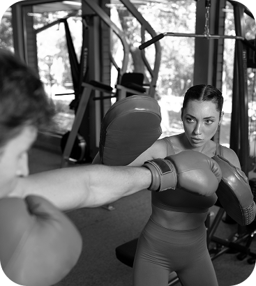 Clase de boxeo recreativo: práctica de golpes en bolsa en el gimnasio