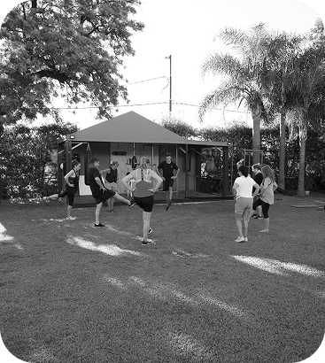 Entrenamiento de circuito intermitente al aire libre en grupo