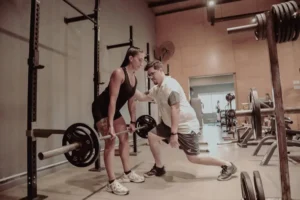 Profesor de entrenamiento haciendo seguimiento personalizado