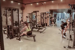 Entrenamiento en sala de musculación en Villa Delfina